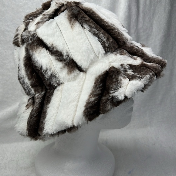Hat, brown and white, fuzzy hat, perfect for keeping your head warm - Picture 2 of 3